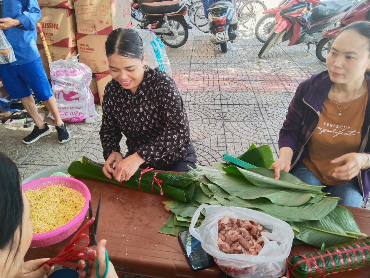 Cảm động hình ảnh người dân xuyên đêm nấu bánh chưng gửi vào vùng lũ ở Nghệ An - 2