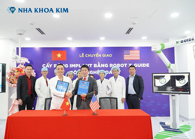 Bác sĩ Keni Kubo ký kết chuyển giao cho Nha Khoa Kim công nghệ cấy răng Implant bằng Robot định vị X-Guide công nghệ Hoa Kỳ