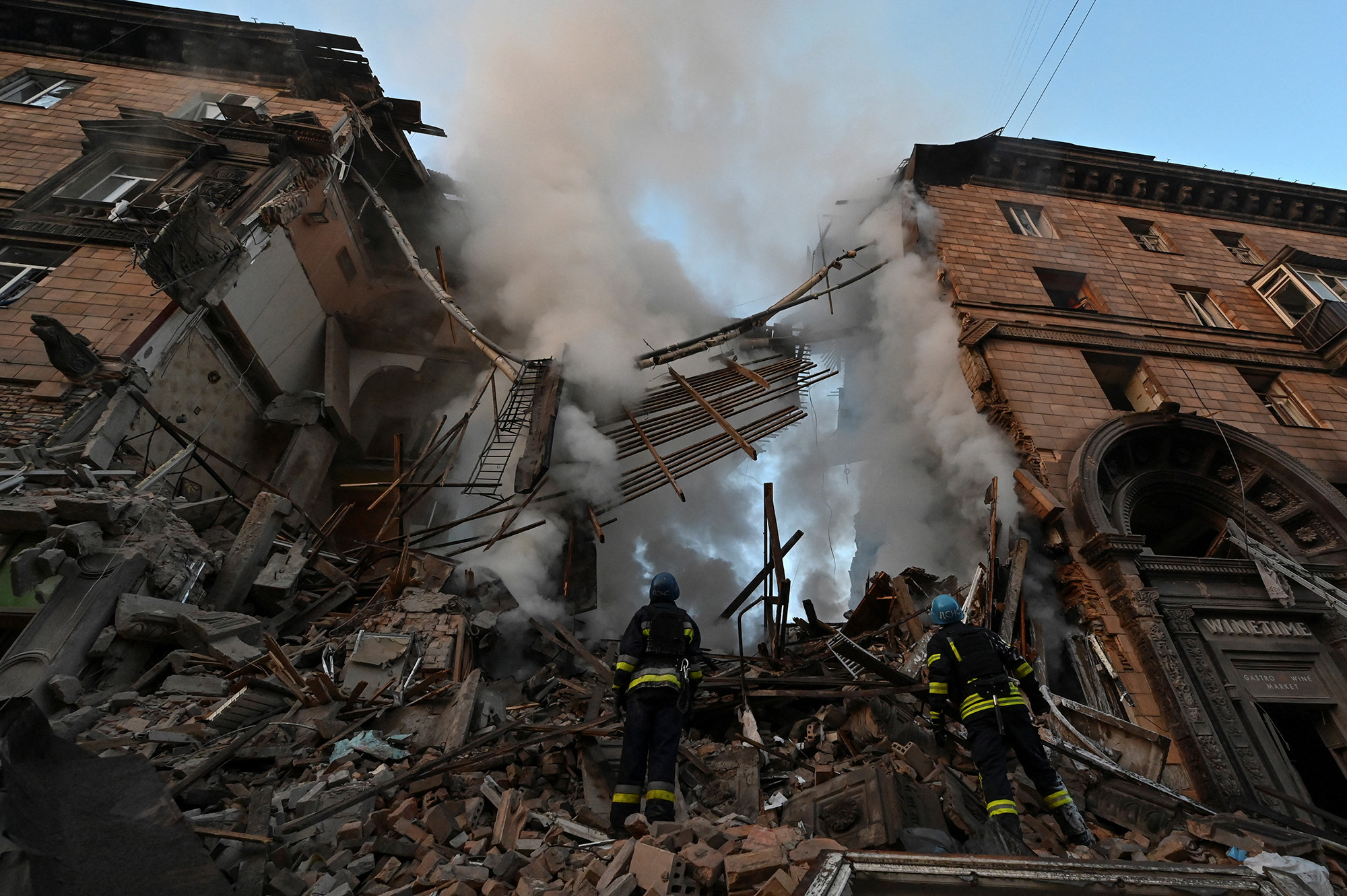 Một tòa chung cư bị phá hủy ở Zaporizhia do giao tranh (ảnh: Reuters)