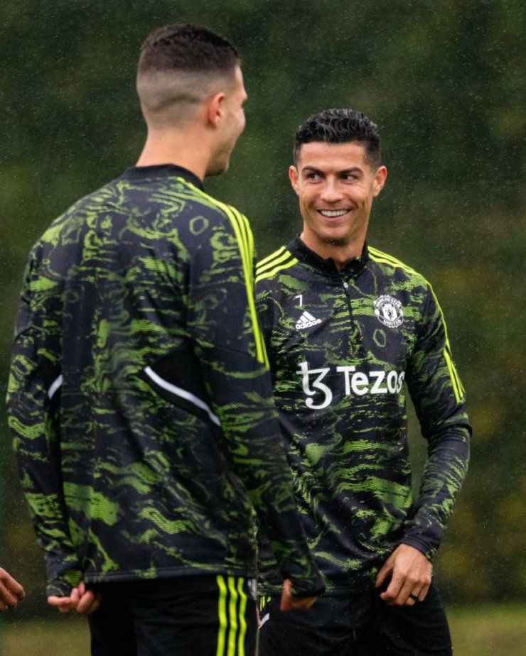 Ronaldo &#34;xỏ háng&#34; hậu vệ số 1 MU gây sốt, chờ xé lưới đội vô danh ở cúp châu Âu - 4