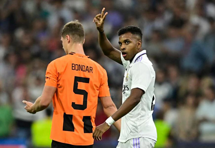 Chân sút người Brazil Rodrygo Goes lại chứng tỏ cái duyên ghi bàn đáng nhớ cho Real Madrid mùa này