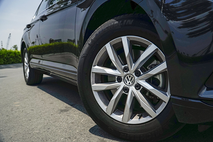 Volkswagen Passat dọn kho giảm giá lên đến 200 triệu đồng - 3