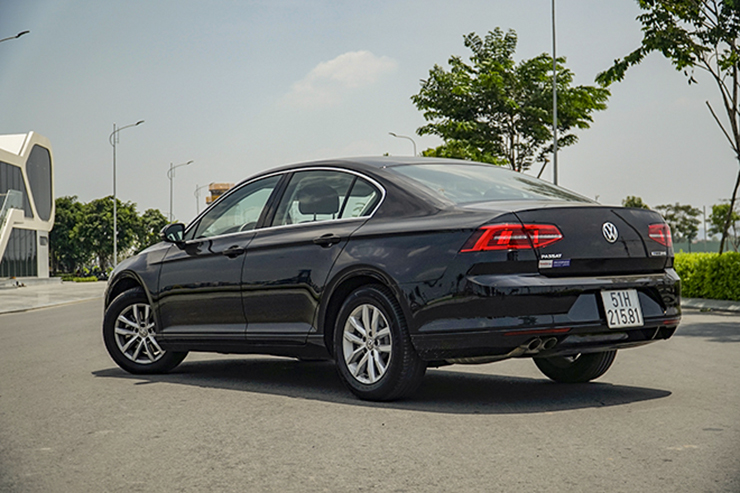 Volkswagen Passat dọn kho giảm giá lên đến 200 triệu đồng - 4