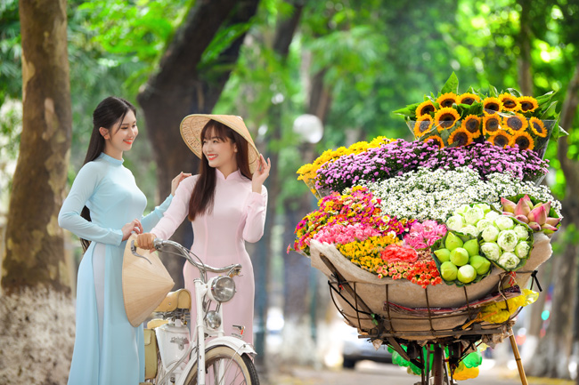 Xe hoa ven đường là công việc mưu sinh của nhiều người, vô tình góp phần tô điểm cho Hà Nội những sắc màu riêng. 
