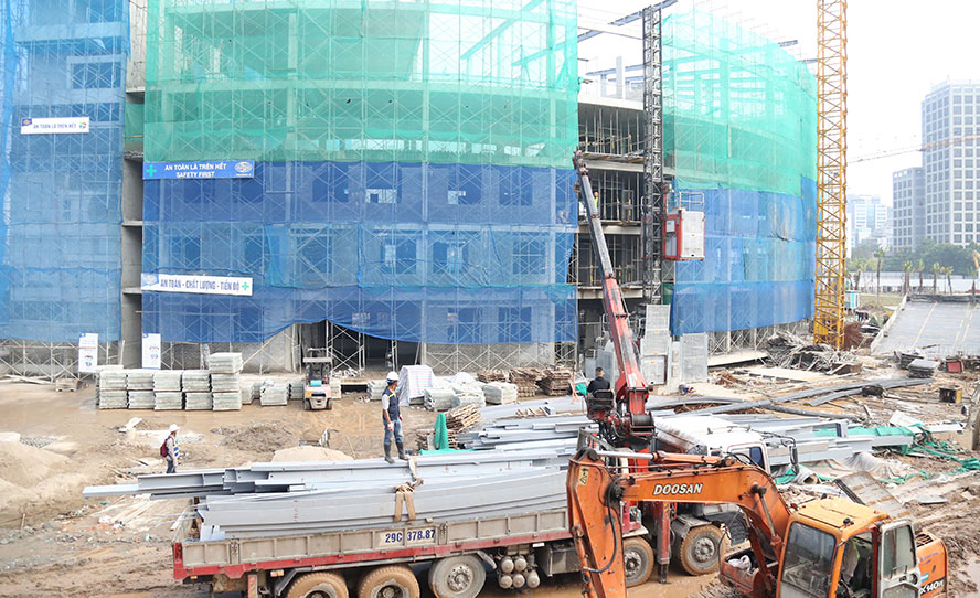 Dự án Cung thiếu nhi Hà Nội đang tổ chức thi công phần hạ tầng kỹ thuật ngoài nhà, xây lắp chính nhà A, nhà B… Các thành viên Đoàn giám sát đề nghị các đơn vị thi công đẩy nhanh tiến độ thực hiện.