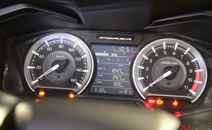 Cụm đồng hồ điều khiển đa năng mới. Trên xe còn có ứng dụng Honda RoadSync có thể kết nối với điện thoại thông minh, thực hiện được nhiều chức năng. 
