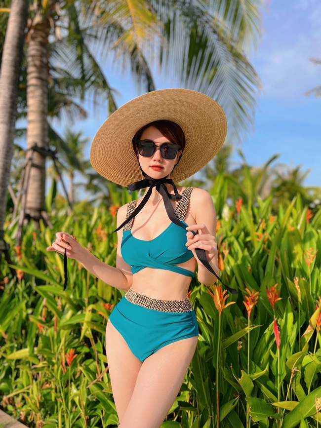 Hiếm hoi lắm, người hâm mộ mới thấy Hương Giang diện bikini nóng bỏng, khoe đường cong cơ thể.
