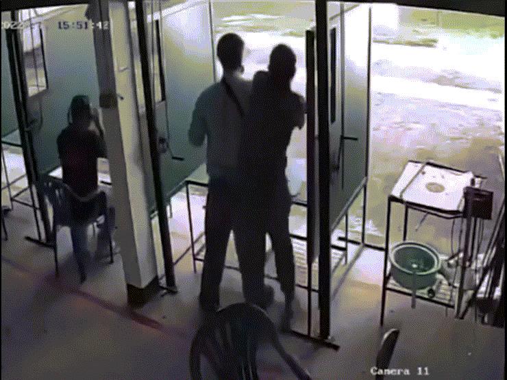 Phi thường - kỳ quặc - Huấn luyện viên 31 tuổi phản ứng “nhanh như chớp” ngăn người đàn ông định tự sát