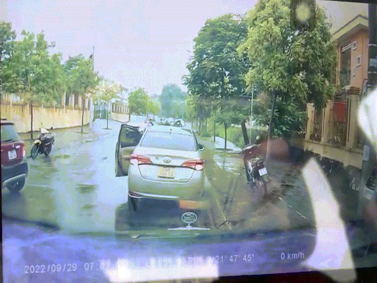 Ô tô - Clip: Pha lùi xe khó hiểu của Fadil khiến Vios "choáng váng"