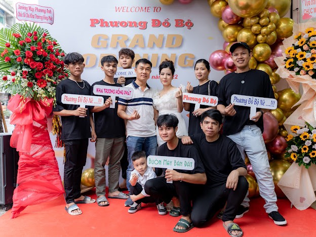 Vợ chồng Chị Trần Thị Phương (chính giữa) cùng nhân viên mừng ngày khai trương cửa hàng mới