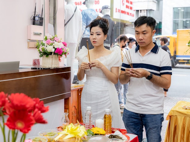 Vợ chồng chị Phương cúng mừng ngày khai trương cửa hàng mới.