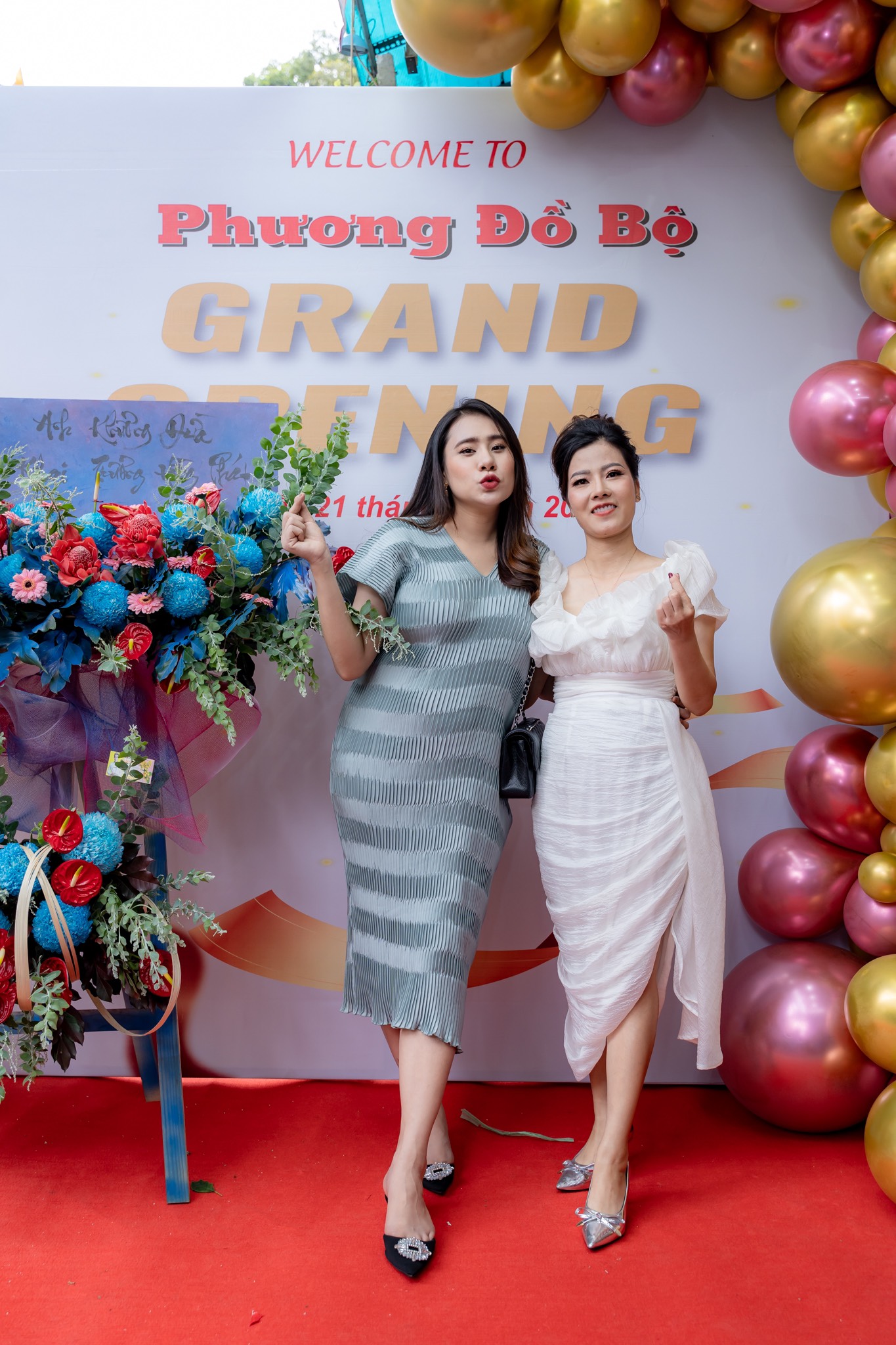 Chị Phương cùng diễn viên Hồ Bích Trâm trong ngày khai trương cửa hàng mới.