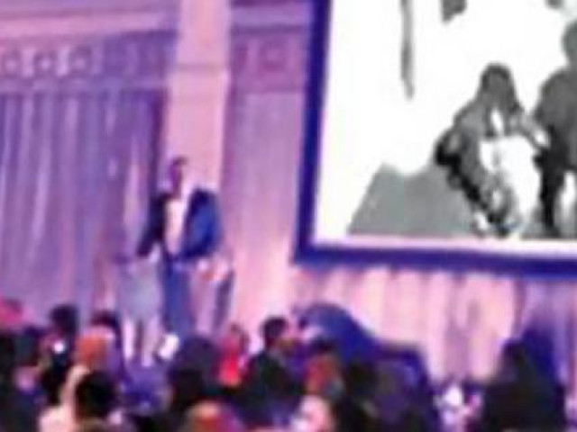 Bạn trẻ - Cuộc sống - Khách mời sốc vì được xem "cảnh nóng" của cô dâu với người đàn ông khác trong đám cưới