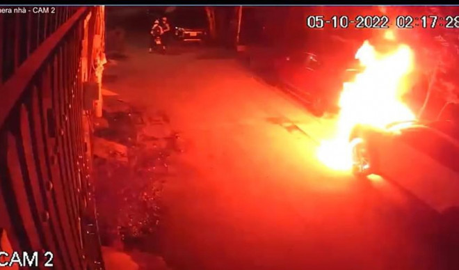 2 thanh niên phóng hỏa đốt xe ô tô cháy rụi lúc rạng sáng - 4