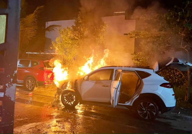 2 thanh niên phóng hỏa đốt xe ô tô cháy rụi lúc rạng sáng - 5