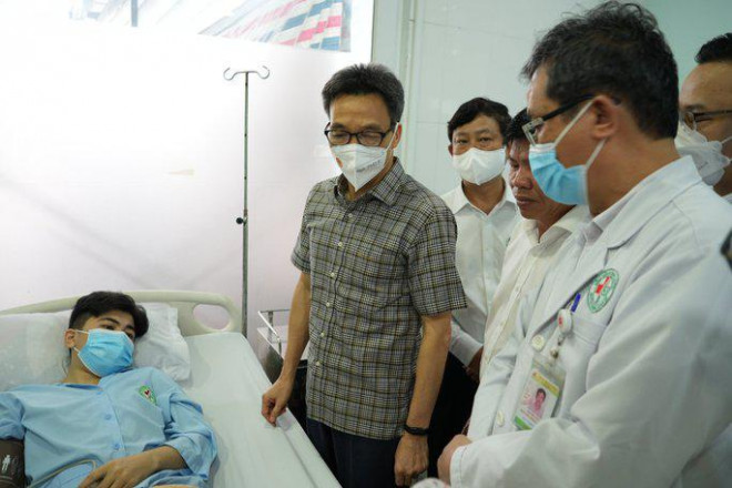 Phó Thủ tướng Vũ Đức Đam cùng lãnh đạo tỉnh Bình Dương đi thăm nạn nhân điều trị tại bệnh viện Đa khoa An Phú