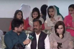 Phi thường - kỳ quặc - Người đàn ông U60 kết hôn lần thứ 5, số thành viên trong gia đình gây choáng