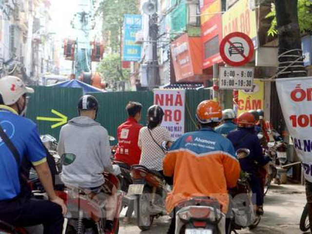 Tin tức trong ngày - Người dân vật vã tìm lối đi do "lô cốt" án ngữ giữa đường phố Hà Nội