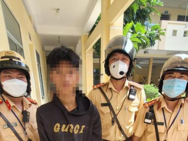 Pháp luật - TP.HCM: 3 thanh niên trộm xe máy cùng lao xuống kênh để trốn CSGT