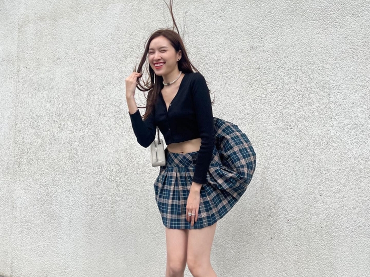 Thời trang - Kiểu váy không thoát được "gió trời lồng lộng" khiến sao Việt hốt hoảng nơi phố đông