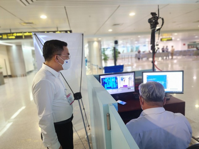 Khu vực đo thân nhiệt của hành khách để phát hiện trường hợp nghi ngờ sau khi xuống máy bay