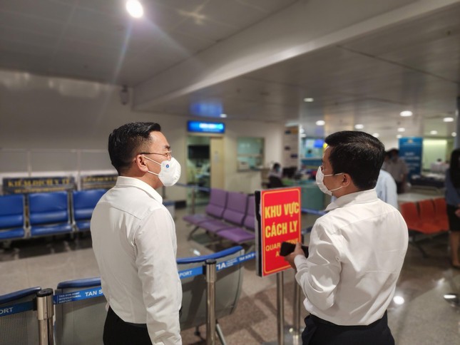 Đoàn kiểm tra tại khu vực cách ly cảng hàng không Quốc tế Tân Sơn Nhất