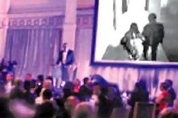 Khách mời đám cưới kinh ngạc khi nhìn thấy video cô dâu cùng một người đàn ông khác thân mật trong khách sạn được chiếu trên màn hình lớn tại hôn lễ.