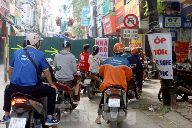 Người dân vật vã tìm lối đi do &#34;lô cốt&#34; án ngữ giữa đường phố Hà Nội - 1