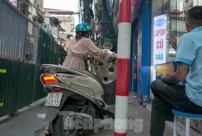 Người dân vật vã tìm lối đi do &#34;lô cốt&#34; án ngữ giữa đường phố Hà Nội - 4