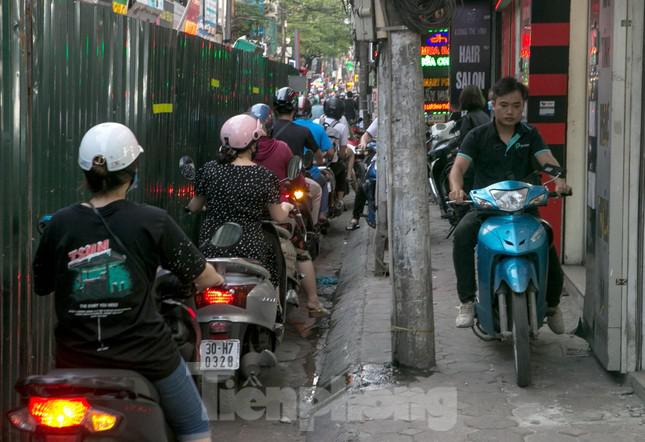 Người dân vật vã tìm lối đi do &#34;lô cốt&#34; án ngữ giữa đường phố Hà Nội - 7