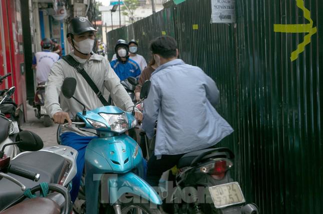 Người dân vật vã tìm lối đi do &#34;lô cốt&#34; án ngữ giữa đường phố Hà Nội - 9