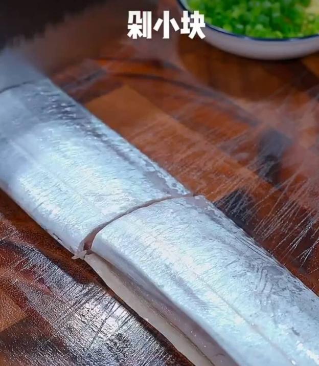 Cá hố bạn chọn mua loại có màu sáng hơi xanh, ánh bạc và thân cá chắc không bị nhũn, không có mùi tanh ươn là cá tươi. Sau đó rửa sạch khử tanh bằng rượu hoặc chanh pha dấm.