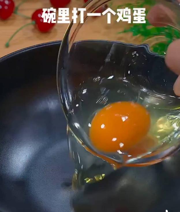 Trong lúc chờ cá ngấm gia vị, các bạn lấy 1 cái bát khác và đập vào đó 1 quả trứng gà...