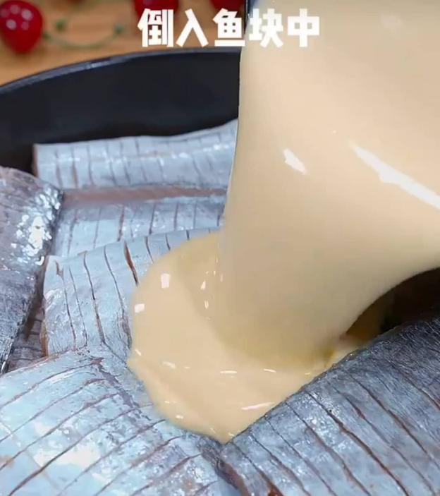 Sau khi cá ngấm gia vị ướp, các bạn lọc bỏ phần hành gừng để khi chiên không bị cháy. Tiếp đó bạn đổ hỗn hợp trứng bột đã khuấy vào phần cá đã ướp.