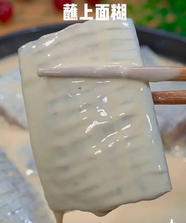 Sao cho lớp bột áo đều lên mình miếng cá như thế này là được.