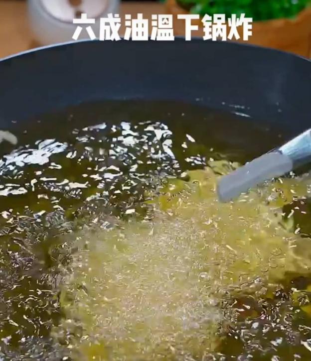 Khi dầu nóng bạn thả cá vào chiên ở lửa vừa cho cá chín đều từ trong ra ngoài.