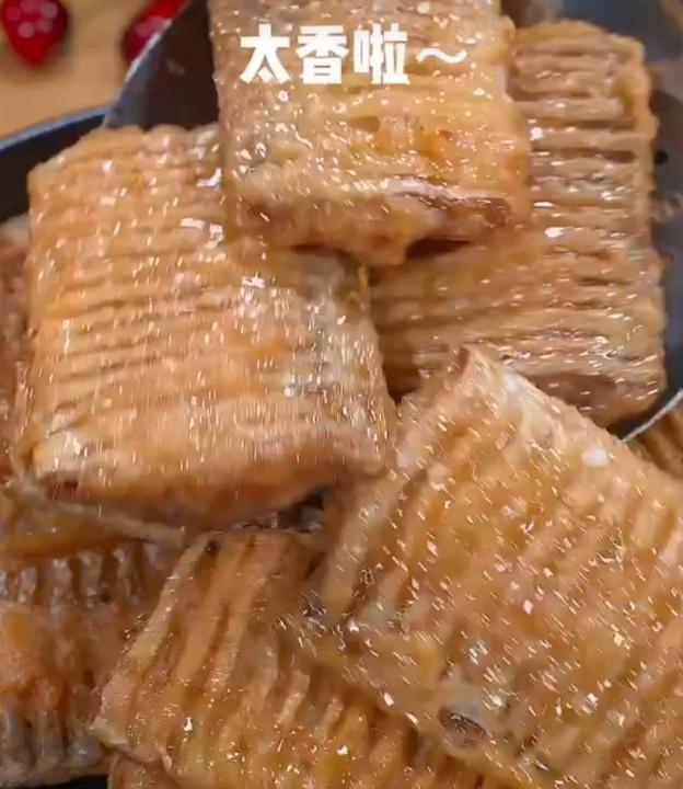 Bạn chiên tầm 15 phút ở lửa vừa là cá chín, vì cá hố mình dẹt nên nhanh chín hơn.