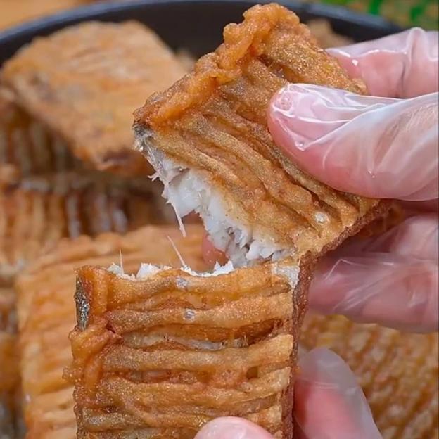 Thành phẩm chiên xong ngoài giòn trong mềm màu nâu vàng đậm như thế này là đạt yêu cầu. Chúc các bạn thành công và ngon miệng!