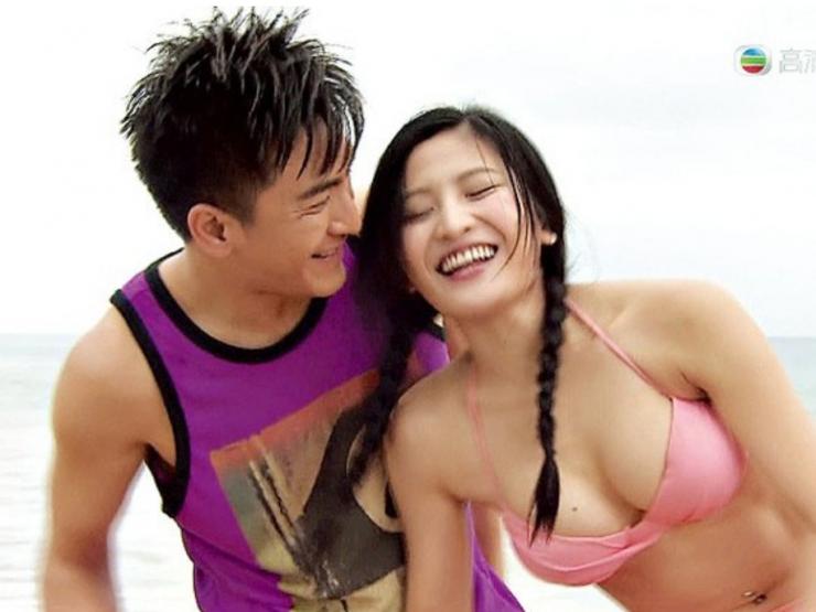 Đời sống Showbiz - "Siêu vòng 1 lộ clip 18+" gây tranh cãi với trang phục “bị thế giới quay lưng”