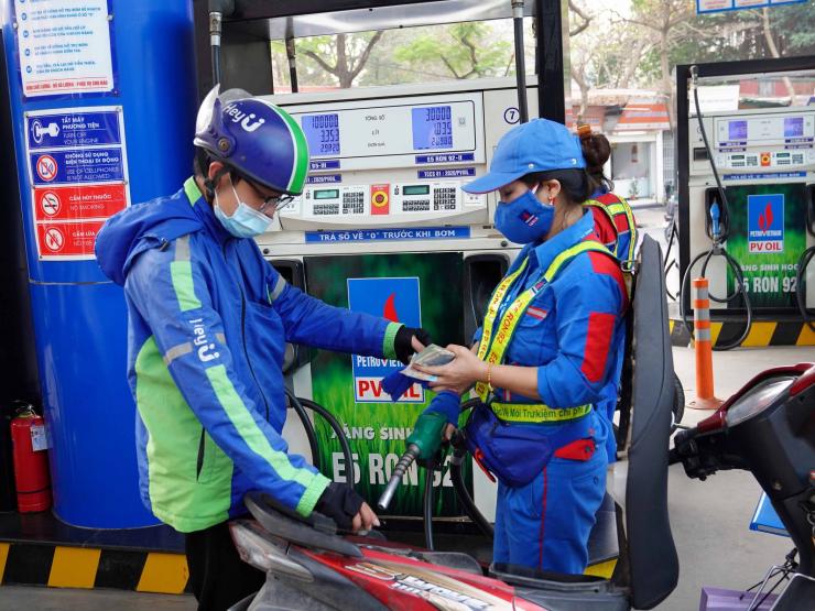 Thị trường - Tiêu dùng - Giá xăng dầu hôm nay 8/10: Đồng loạt tăng mạnh phiên cuối tuần