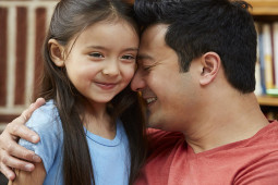 Giáo dục - du học - Điều gì sẽ xảy ra nếu cha mẹ không xin phép con cái trước khi ôm hoặc hôn chúng?