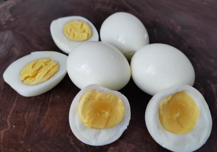 Trứng luộc không nên cho trực tiếp vào nồi, thêm 1 bước này đảm bảo trứng mềm ngon hoàn hảo - 1