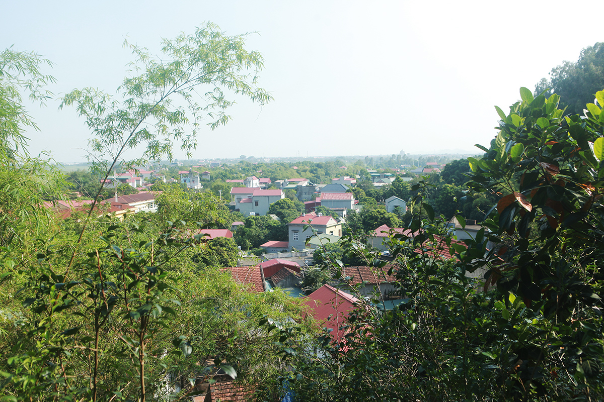 Đứng trên núi Đọi nhìn xuống phía dưới là những ngôi làng, cánh đồng vùng đồng bằng chiêm trũng bao quanh ngọn núi.