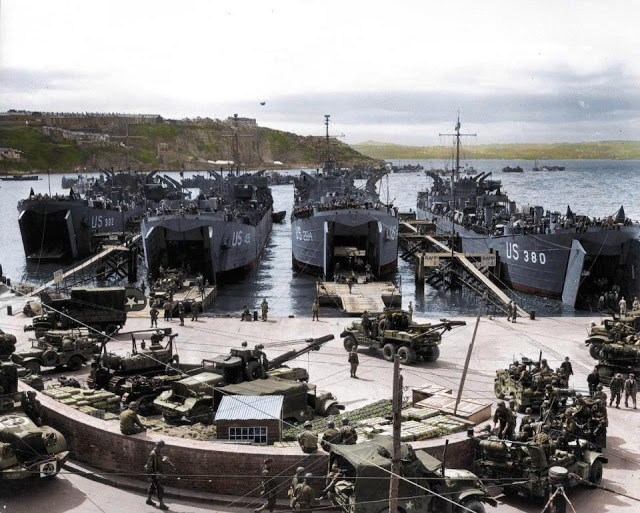 Các binh sĩ Mỹ đưa trang thiết bị, vũ khí, phương tiện... lên tàu ở Brixham, Anh, trước khi tiến đến bờ biển Normandy của Pháp.&nbsp;Ảnh:&nbsp;Royston Leonard