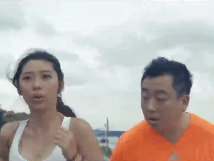 Clip hài hước - Người đàn ông chạy bộ thể dục mải "nhìn trộm" người đẹp và cái kết