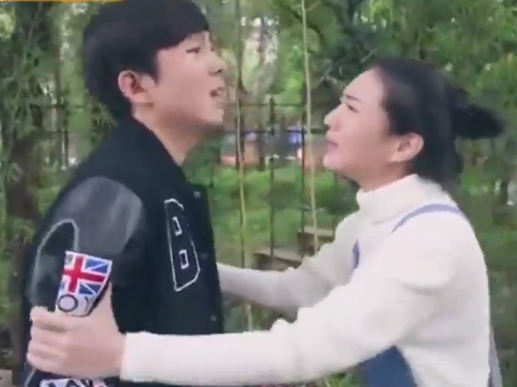 Clip hài hước - Chàng trai vừa chia tay phải vội vàng quay đầu vì hành động của bạn gái