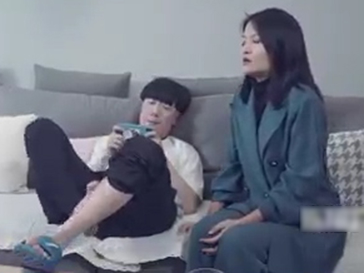 Clip hài hước - Gia thế bạn trai của sếp nữ xinh đẹp khiến nhiều người phải giật mình