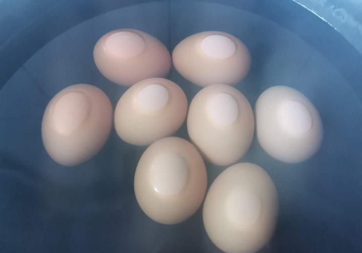 Trứng luộc không nên cho trực tiếp vào nồi, thêm 1 bước này đảm bảo trứng mềm ngon hoàn hảo - 2