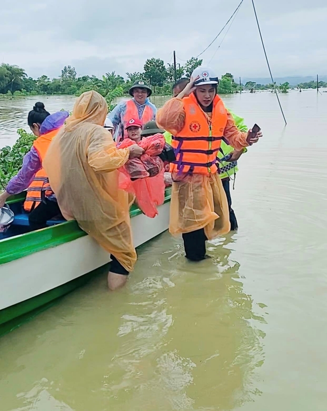 Làm từ thiện được &#34;minh oan&#34;, Thủy Tiên  hành động thiết thực, vợ chồng Trường Giang thành tâm điểm - 6