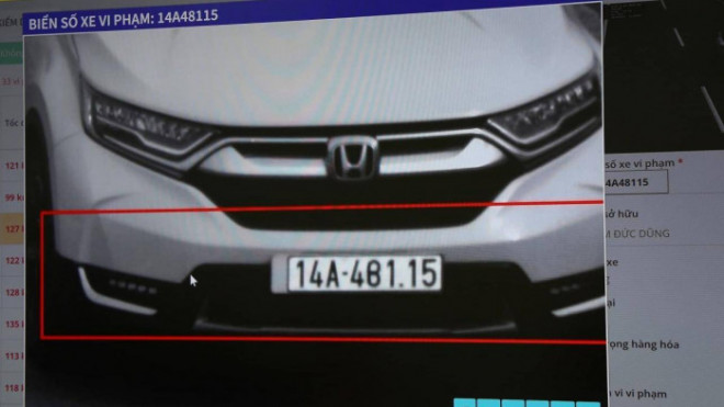 Chiếc xe Honda CRV này có biển số 14A-43115, nhưng đã dùng băng dính đen sửa số 3 thành số 8